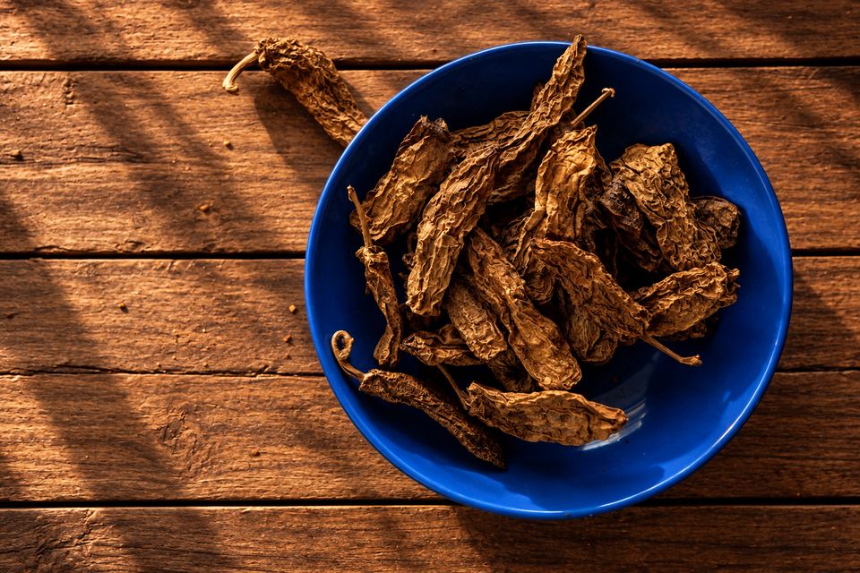 Kouřově hnědé sušené chilli v modré misce